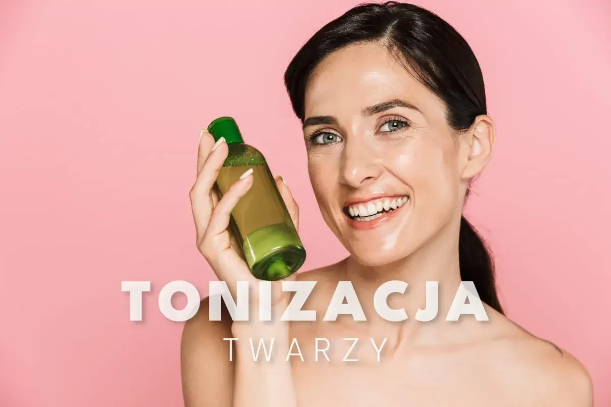 Uśmiechnięta kobieta trzyma buteleczkę toniku. Tonizacja twarzy odświeża i przygotowuje sk&oacute;rę do dalszej pielęgnacji.