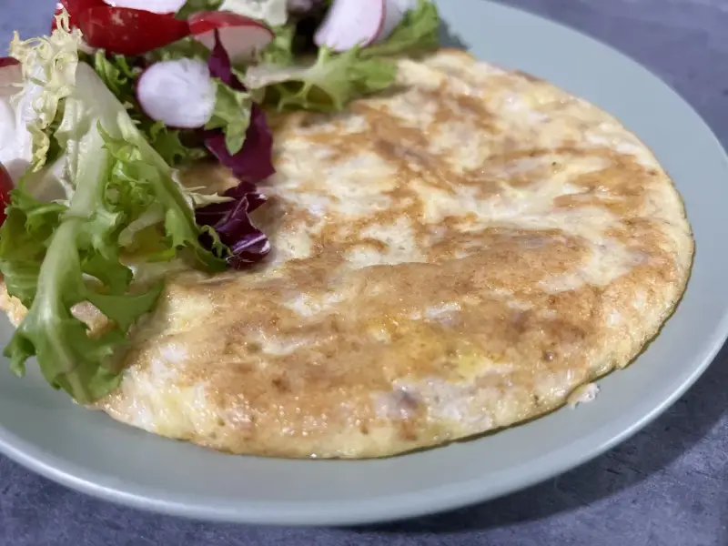 Omlet z sałatką z rzodkiewką. Idealne na lekkie śniadanie, zgodne z zasadami diety SIBO. Przepisy na takie dania są łatwe do znalezienia.